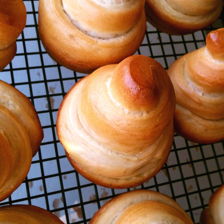 Delicious and fun swirly cone dinner rolls... sure to be a hit at your next gathering