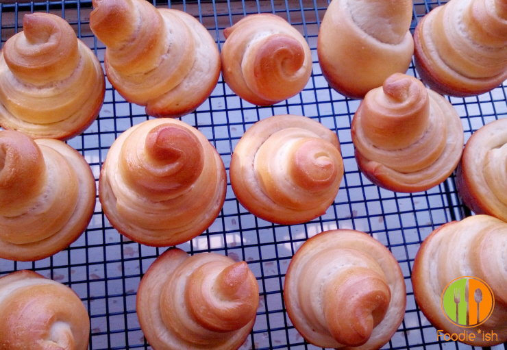 Perfect for Mother's Day, adorable swirly-cone dinner rolls